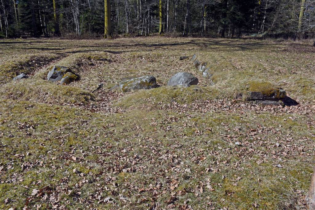 Resterna av husgrunden sedd från öster...